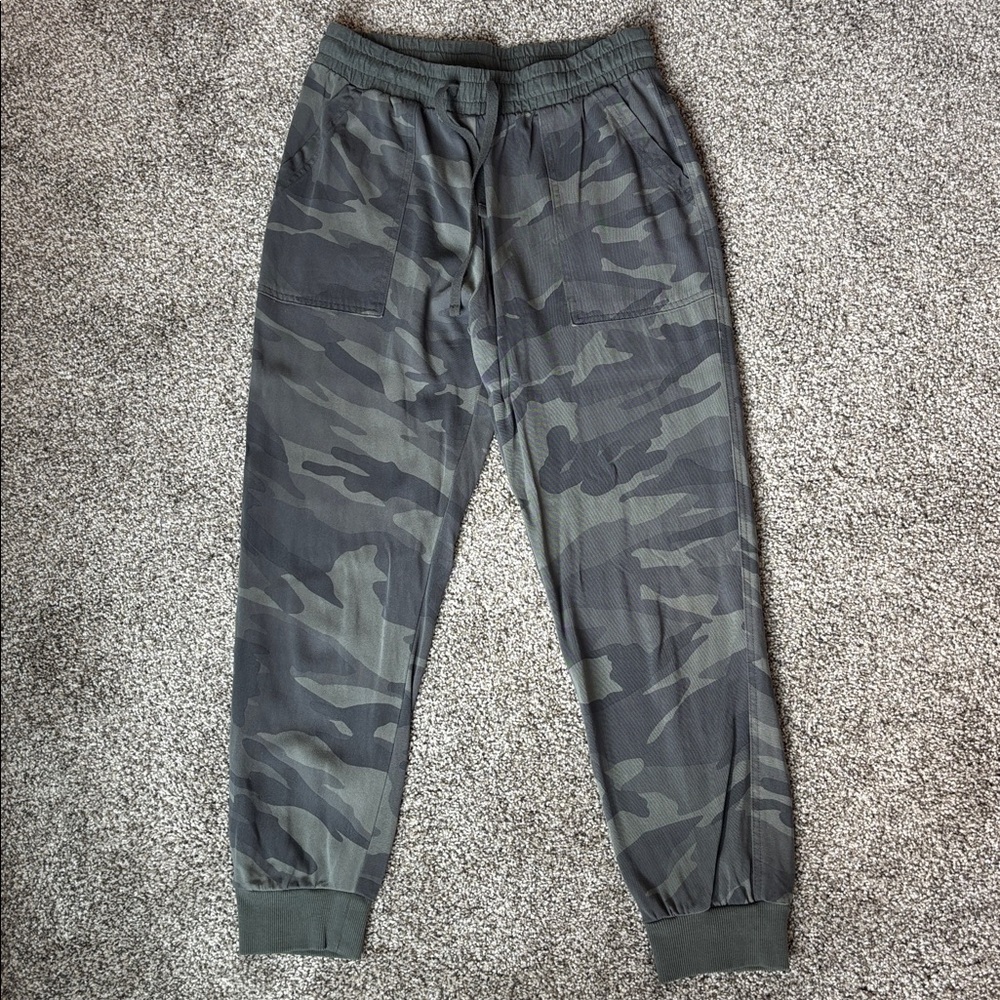 Camouflage lightweight jogger lounging pants women’s size S